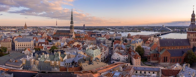 Épica vista panorámica del casco antiguo de Riga, Letonia. Foto panorámica. Hermoso casco antiguo de Riga.