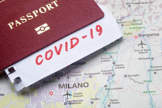 Epidemia de coronavírus e restrições de viagem no conceito de Itália A nota COVID19 e passaporte no mapa com surto de vírus Corona Novel de Milão