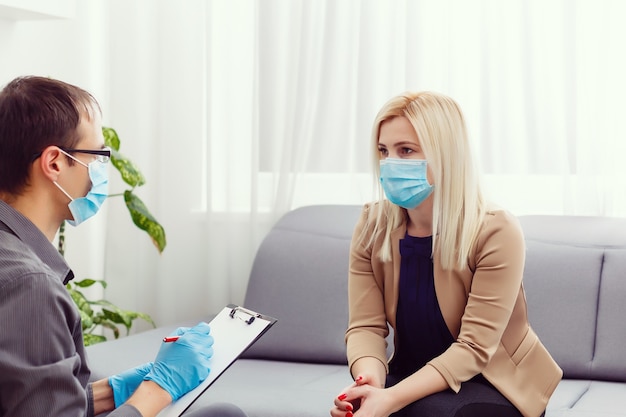 Epidemia do coronavírus. psicólogo e paciente com máscara de proteção. durante a quarentena coronavírus
