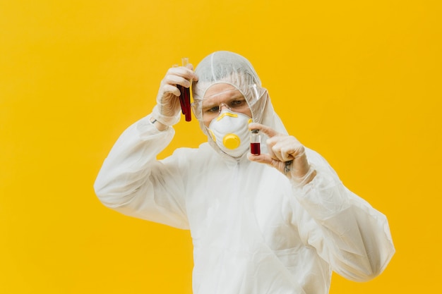 Foto epidemiólogo examinando un tubo de ensayo de muestra médica