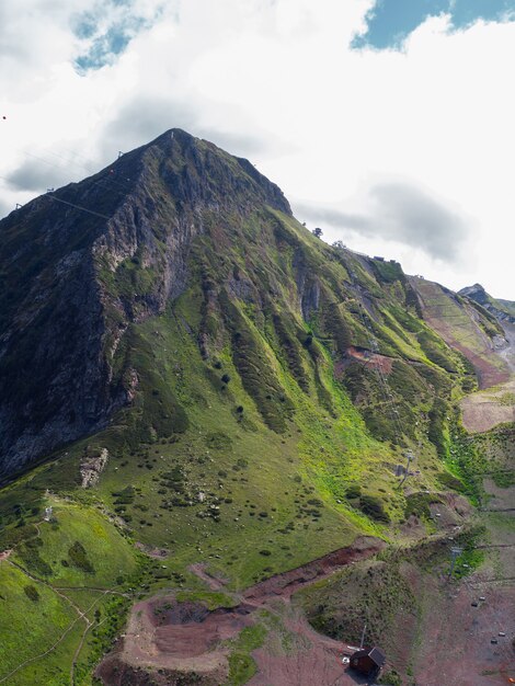 Epische Berglandschaft schönes Naturgelände in den Berggipfeln und Tälern