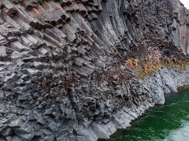 Epischer Blick auf die Basaltschlucht von Studlagil auf Island