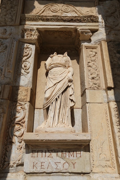 Episteme conocimiento estatua en la antigua ciudad de Éfeso Selcuk Town Izmir Turquía