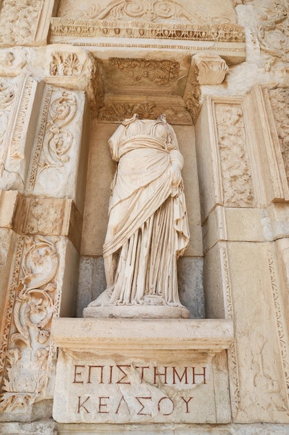 Episteme-Wissensstatue in der antiken Stadt Ephesus