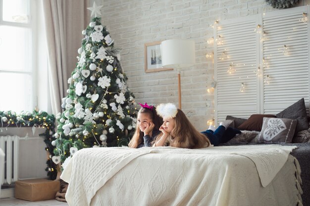 Época de natal duas meninas se divertindo