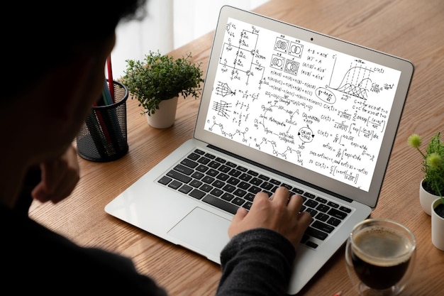 Equações matemáticas e fórmula à moda na tela do computador