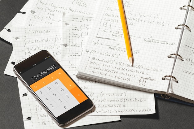 Equações matemáticas são escritas em um caderno