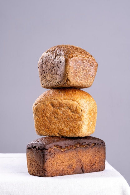 Equilibrando o pão em uma mesa em um fundo cinza.