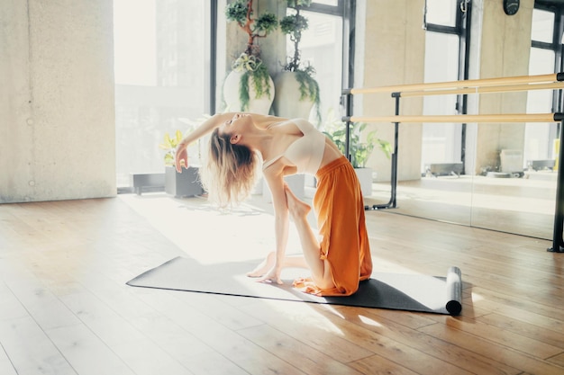 Equilibrio y armonía del alma consigo misma Una joven entrenadora de yoga hace una pose de asana