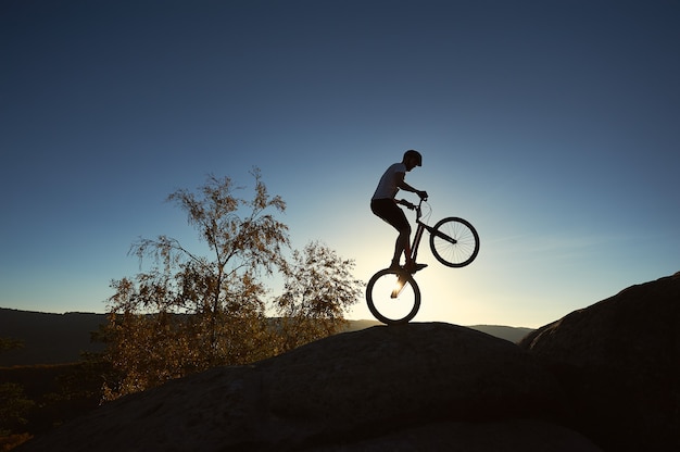 Equilibrio ciclista profesional en bicicleta de prueba al atardecer