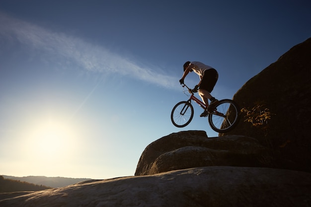 Equilibrio ciclista profesional en bicicleta de prueba al atardecer