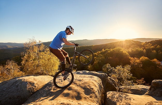 Equilibrio ciclista profesional en bicicleta de prueba al atardecer