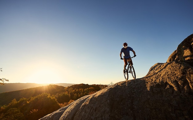 Foto equilibrio ciclista profesional en bicicleta de prueba al atardecer