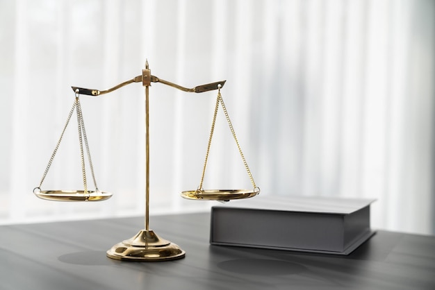 Equilíbrio de escala dourada brilhante no escritório de mesa como equidade de símbolo de justiça