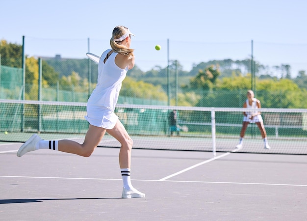 Foto equilíbrio de fitness e esporte com mulheres tenistas praticam partida competitiva em uma quadra esportiva treino de atleta profissional em um jogo ou competição senhora treinando esportes junto com o parceiro