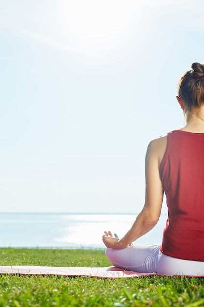 Equilíbrio de lótus de volta para fora yoga