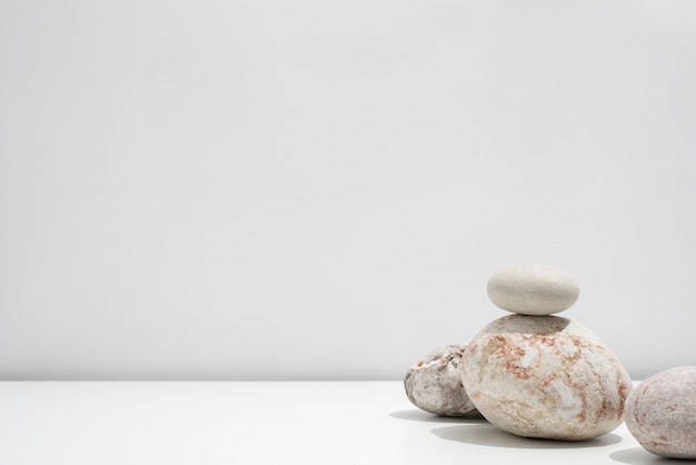 Foto equilibrio de piedras elegante y minimalista.