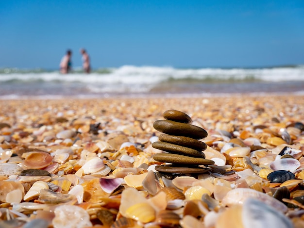 Equilibrio de piedras marinas y bienestar en la playa en un día soleado Zen meditación relajación armonía y equilibrio Concepto de Zen