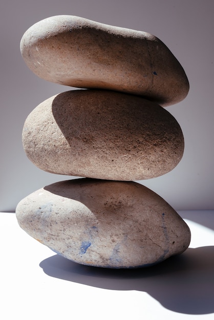 Equilibrio de piedras Piedras para tratamientos de spa sobre un fondo blanco El concepto de meditación