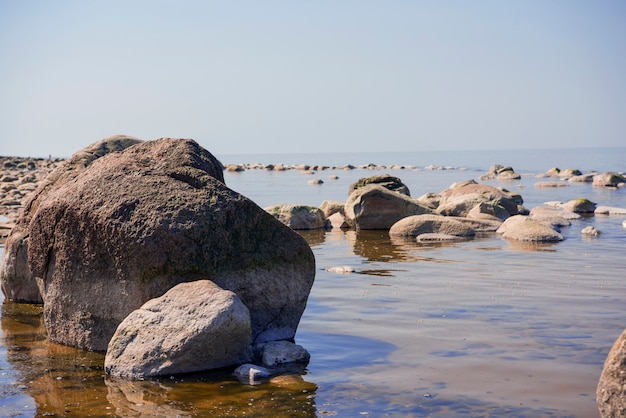 Equilibrio de piedras en la playa. Colocar en las costas de Letonia llamado Veczemju klintis