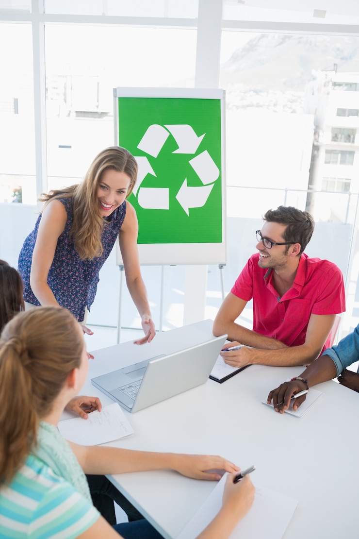 Foto equipa casual tendo uma reunião sobre política ecológica