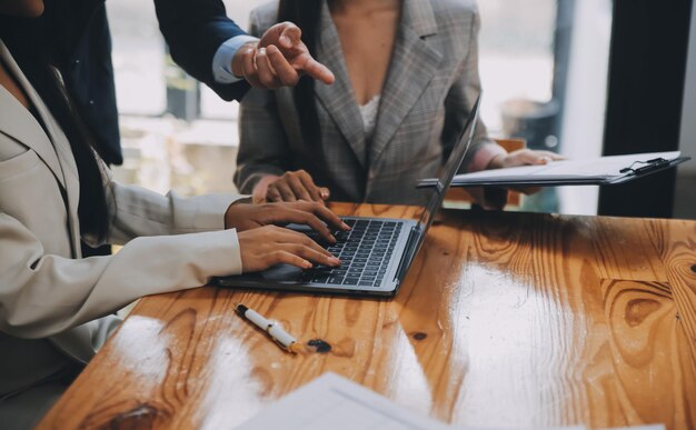 Equipa criativa discutindo sobre o trabalho no escritório pequeno negócio trabalho em equipe planejamento de estratégia de negócios vida de escritório