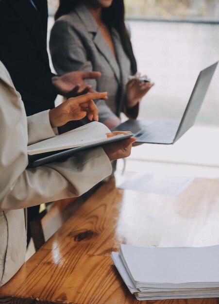 Equipa criativa discutindo sobre o trabalho no escritório Pequeno negócio trabalho em equipe planejamento de estratégia de negócios vida de escritório