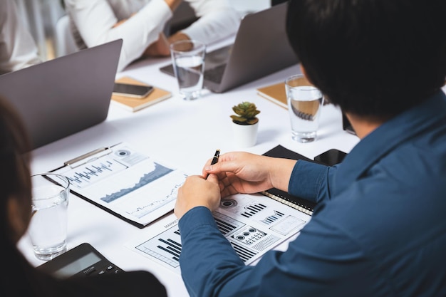 Foto equipa de analistas utilizando bi fintech para analisar dados financeiros na mesa prudente