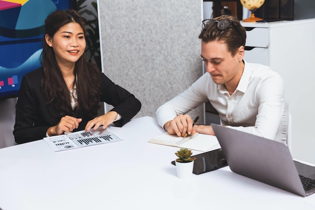 Foto equipa de analistas utilizando bi fintech para analisar dados financeiros na mesa prudente