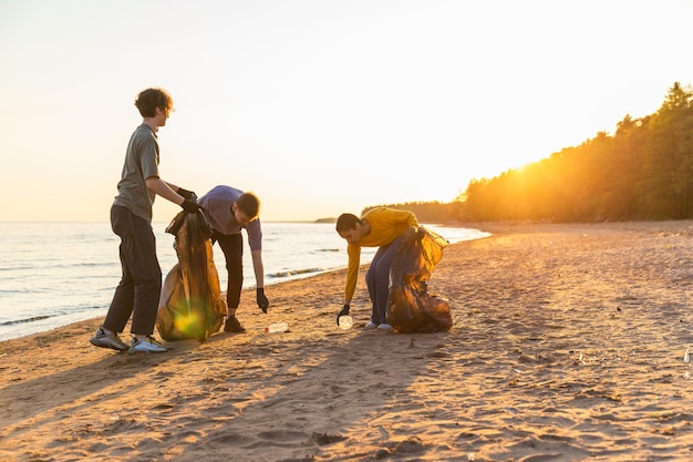 Equipa de ativistas voluntários do Dia da Terra recolhe lixo, limpa a zona costeira da praia