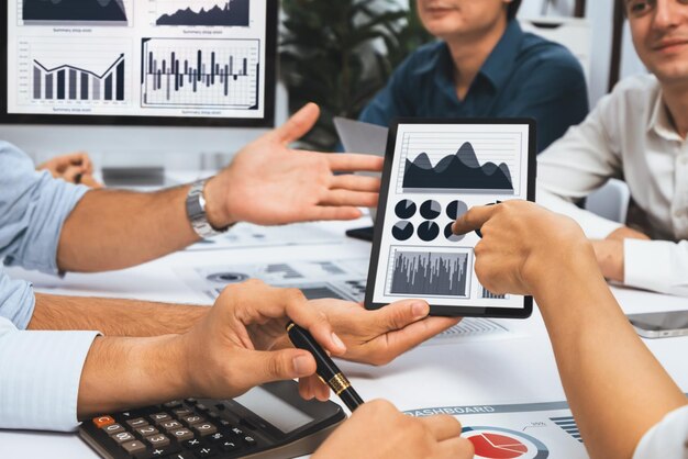 Foto equipa de auditoria corporativa diversa ou contabilista da empresa calcula a conta de forma prudente