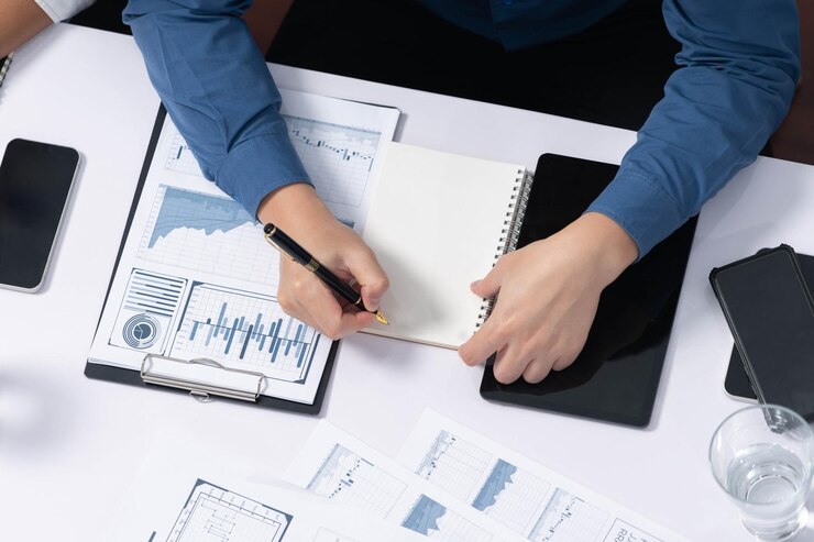 Foto equipa de auditoria corporativa diversa ou contabilista da empresa calcula a conta prudent
