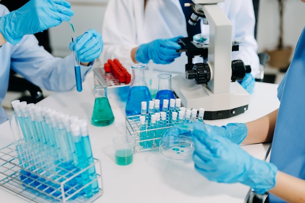 Foto equipa de cientistas a realizar investigações de investigação num laboratório médico um investigador