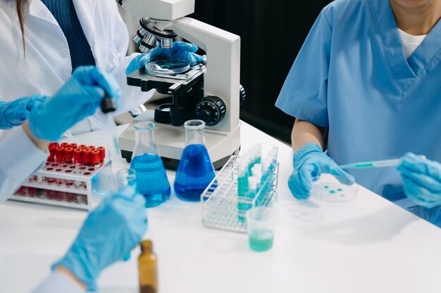 Foto equipa de cientistas a realizar investigações de investigação num laboratório médico um investigador