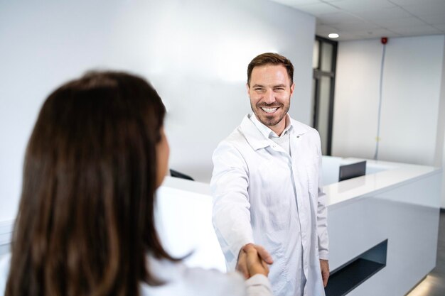 Foto equipa de cientistas apertando as mãos no trabalho