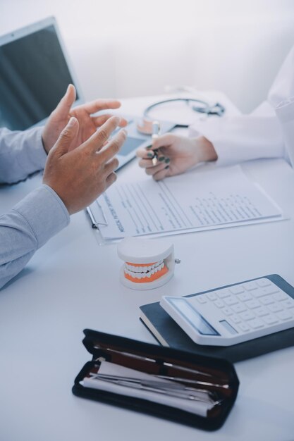 Equipa de médicos e dentistas conversando e trabalhando em cuidados de saúde conversando conceito de conferência médica consultor on-line