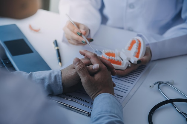 Equipa de médicos e dentistas conversando e trabalhando em cuidados de saúde conversando conceito de conferência médica consultor on-line