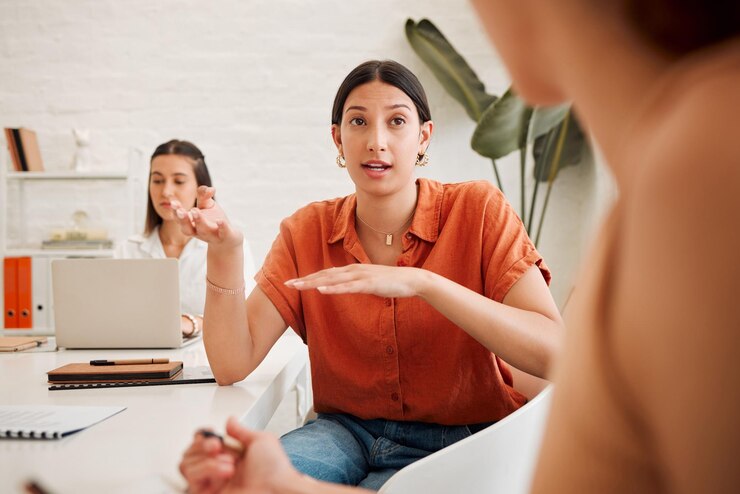 Foto equipa de mulheres e discussão no escritório para a criatividade brainstorming ou conselhos para o crescimento da empresa design colegas de trabalho explicam e se reúnem na agência para planejar compartilhar ideias ou escrever revisão de proposta