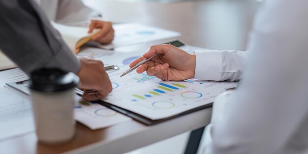 Foto equipa de negócios analisando gráfico de renda e gráfico no escritório close up análise de negócios e conceito de estratégia