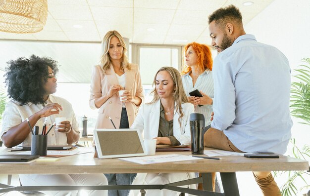 Foto equipa de negócios diversificada brainstorming para um projeto de inicialização no escritório conceito de negócio