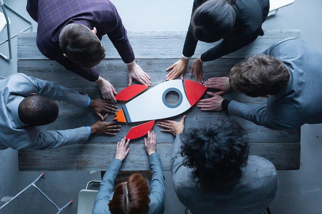 Equipa de negócios e foguete