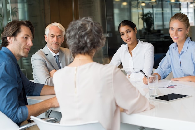 Equipa de negócios em conversa