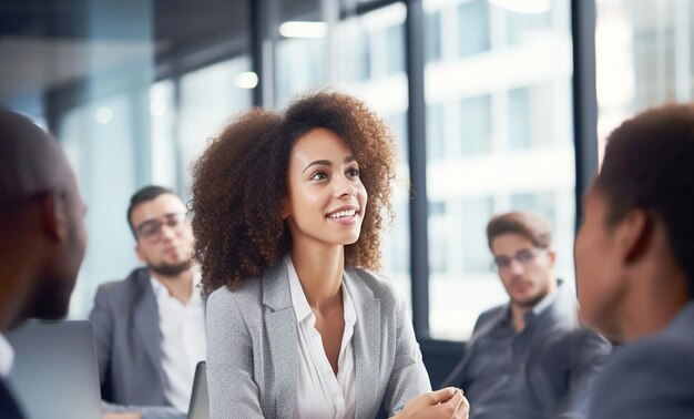 Equipa de negócios motivada em sessão de brainstorming corporativo