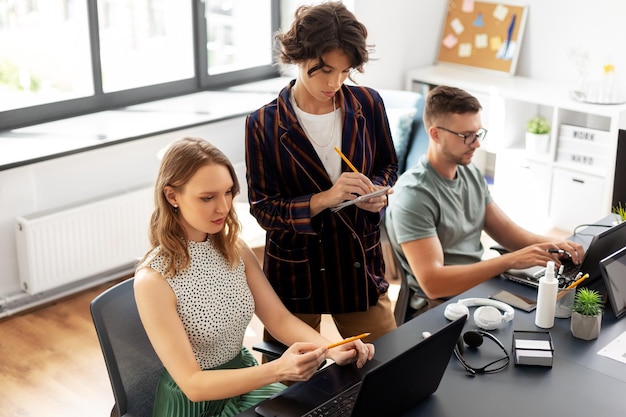 Equipa de negócios ou start-ups que trabalham no escritório