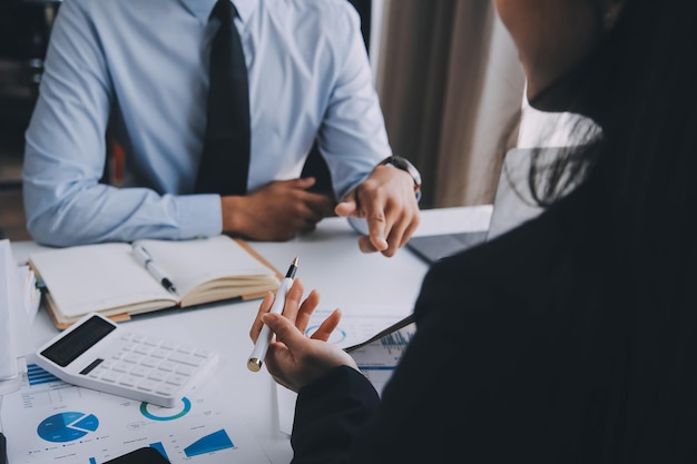 Equipa de negócios trabalhando com um novo plano de projeto de startup e discussão de informações para estratégia financeira com laptop e tablet digital em uma sala de negócios moderna