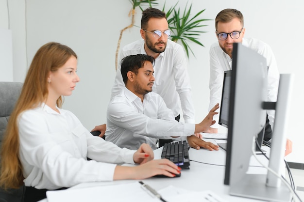 Foto equipa de negócios trabalhando em seu projeto de negócios juntos no escritório