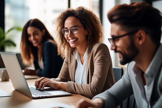 Foto equipa de negócios trabalhando em um novo projeto e sorrindo homem e mulher juntos em um escritório moderno para discussão de projeto