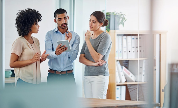Foto equipa de planeamento e pessoas no escritório com tablet para colaboração ou rede de negócios com tecnologia empregados do local de trabalho e projeto digital corporativo com grupo para ideias nos países baixos