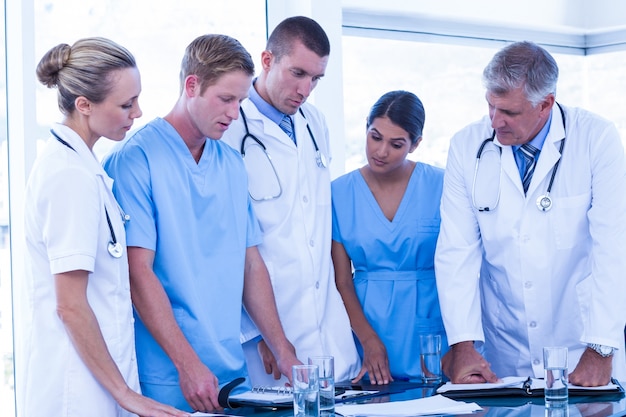 Foto equipa médica tendo uma reunião