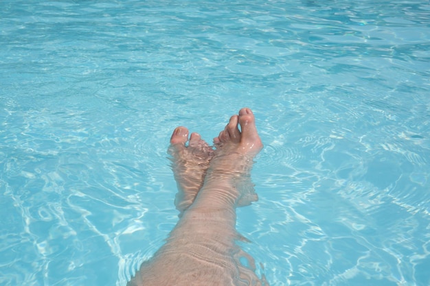 Equipa os pés no fundo de uma piscina